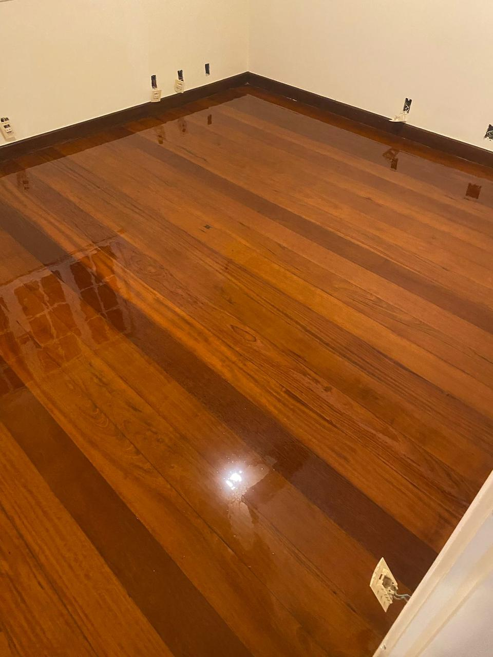 Piso escuro com alto brilho e reflexo da iluminação