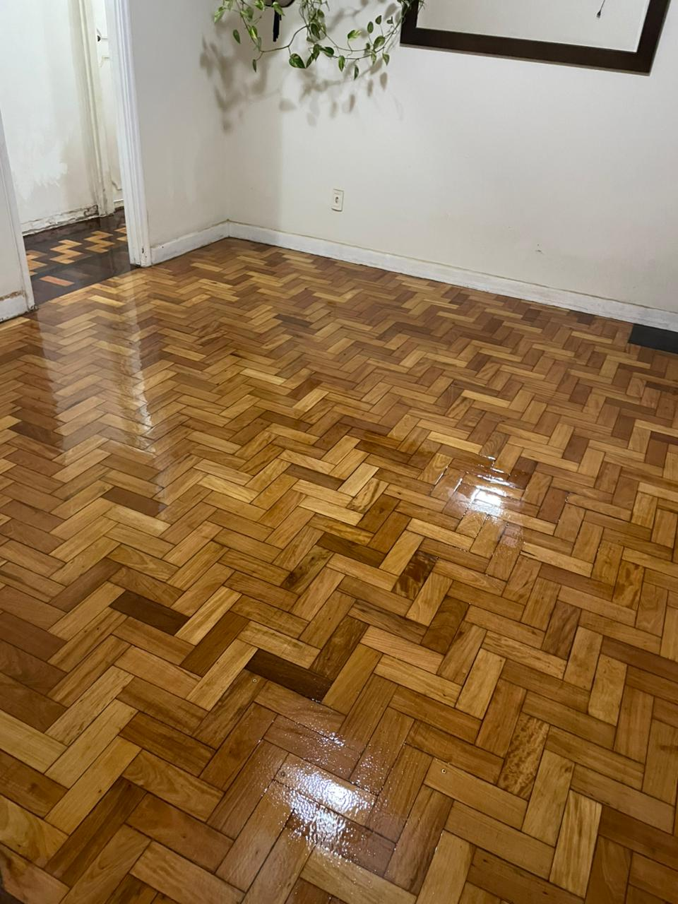 Sala com piso de madeira restaurado e brilhante